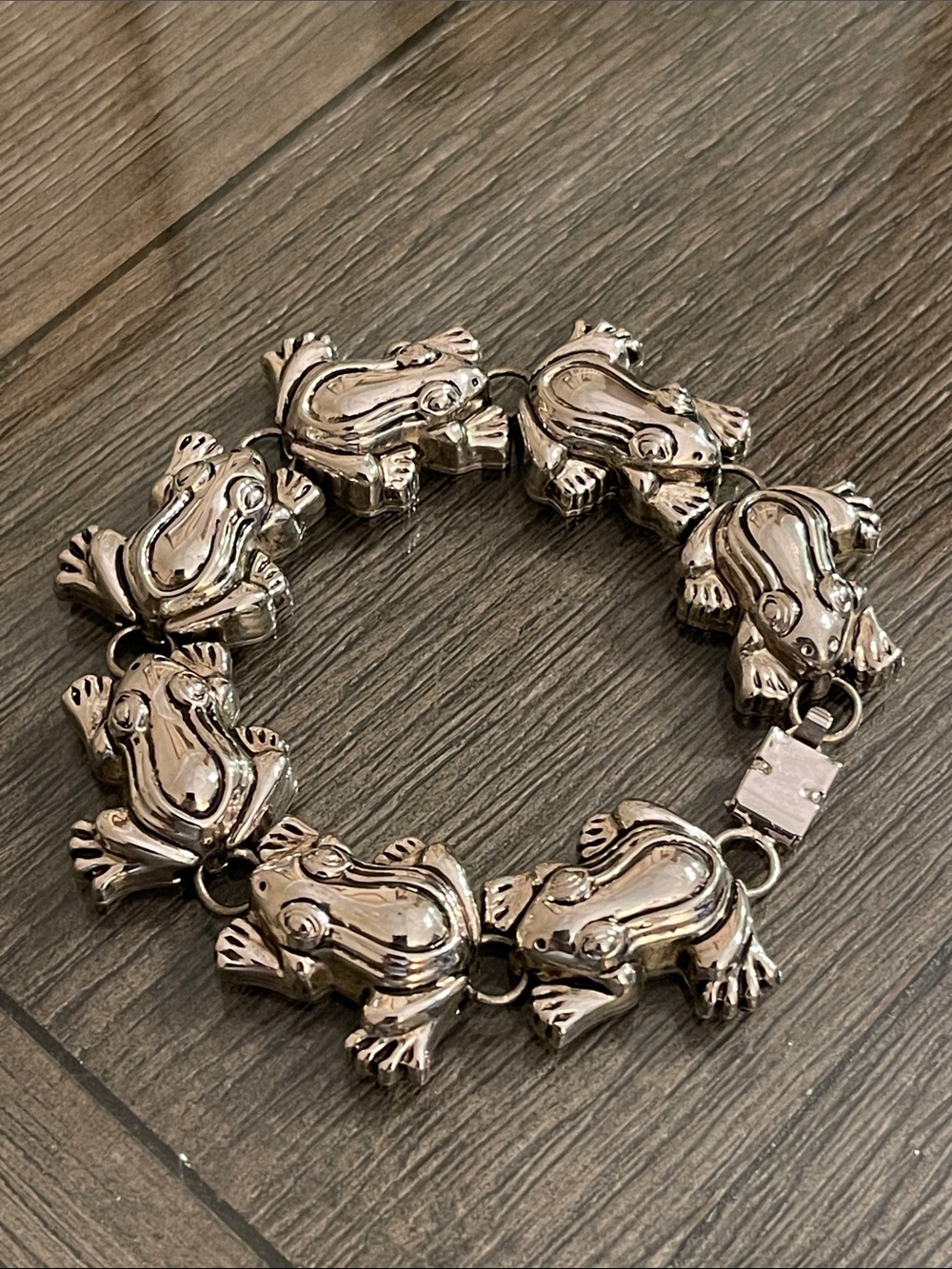 Vintage BEST Silver-tone Metal Dimensional Amphibian Frog Figures Links Bracelet